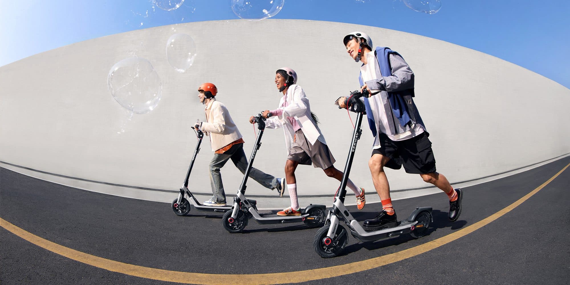 Một nhóm người đang lái xe scooter