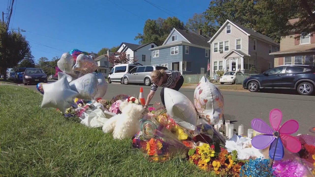 Đài tưởng niệm cho Maria Niotis và Isabella Salas ở Cranford, New Jersey