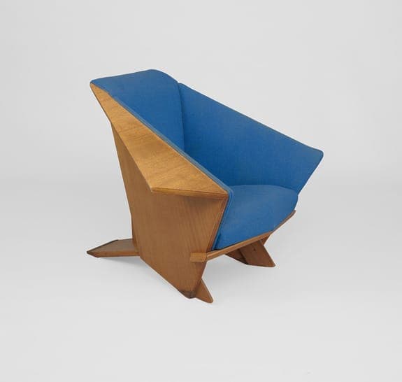 Ghế Bành "Origami" với bọc xanh và thiết kế góc cạnh, nhìn từ phía bên trên nền đơn giản.