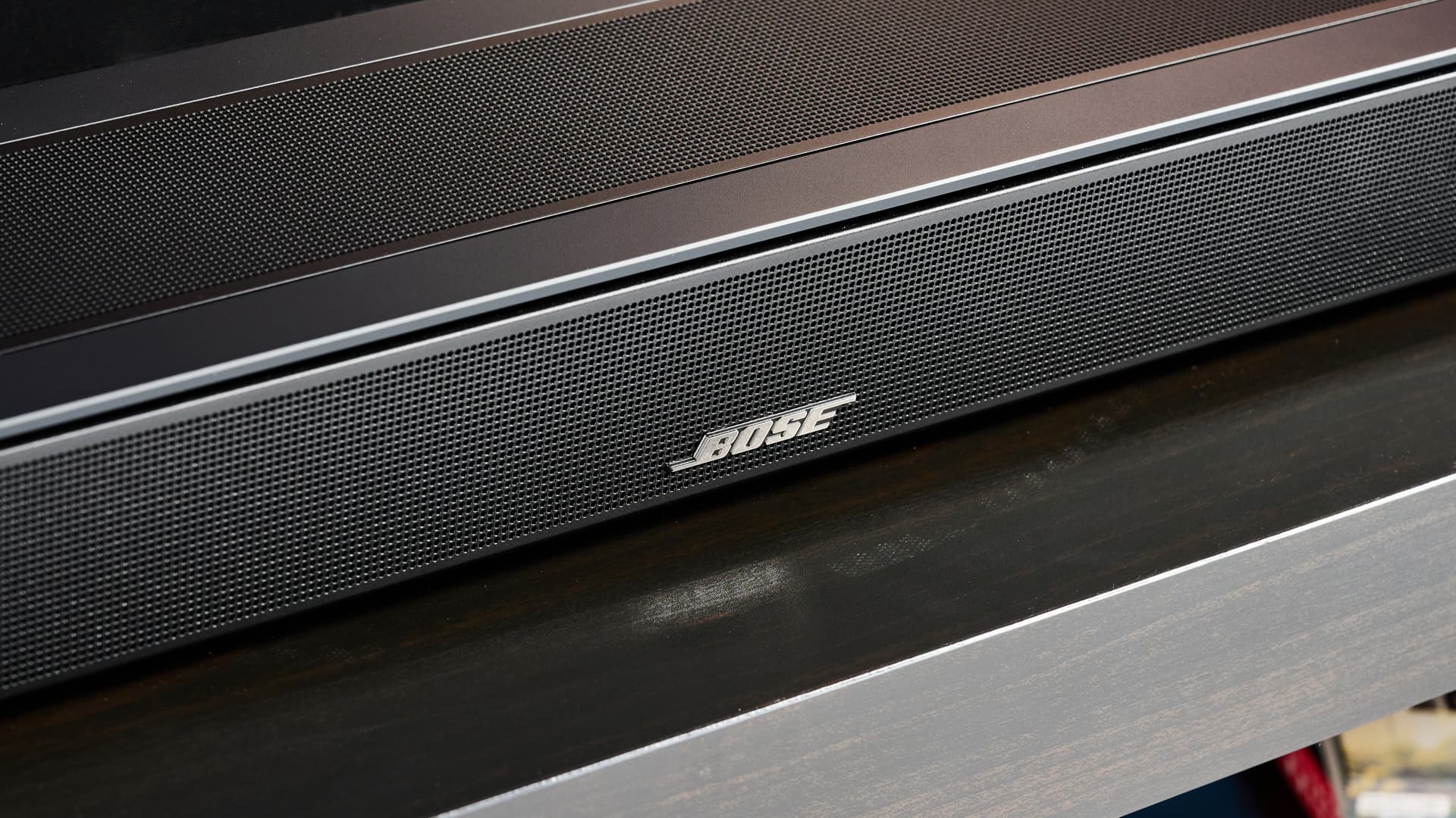 Bose Smart Soundbar 2024 màu đen với điều khiển từ xa, 2 cảm ứng trên đầu và lưới bọc trên đầu