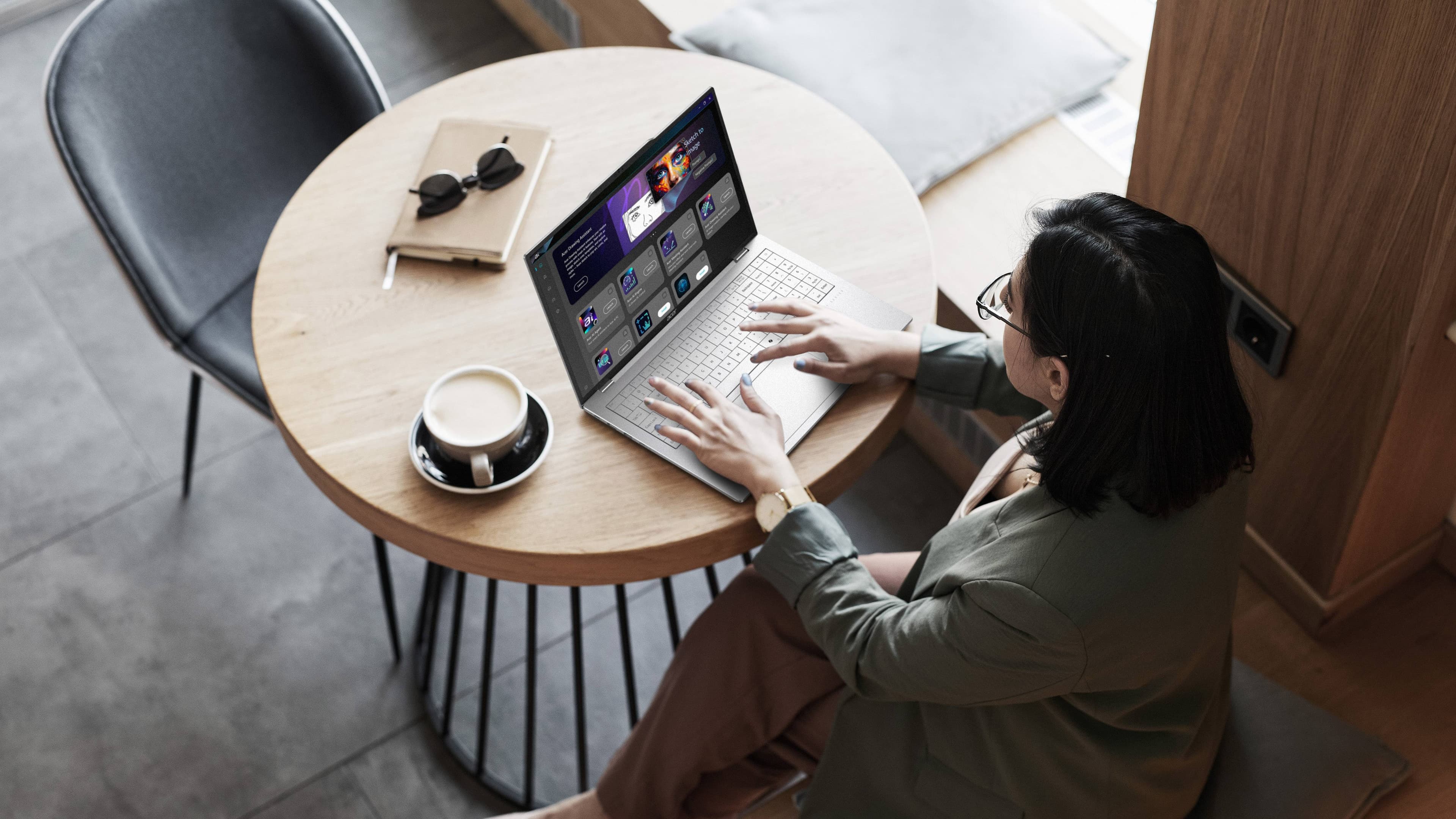 Gõ phím trên Acer Swift Air 16 cùng cà phê và kính