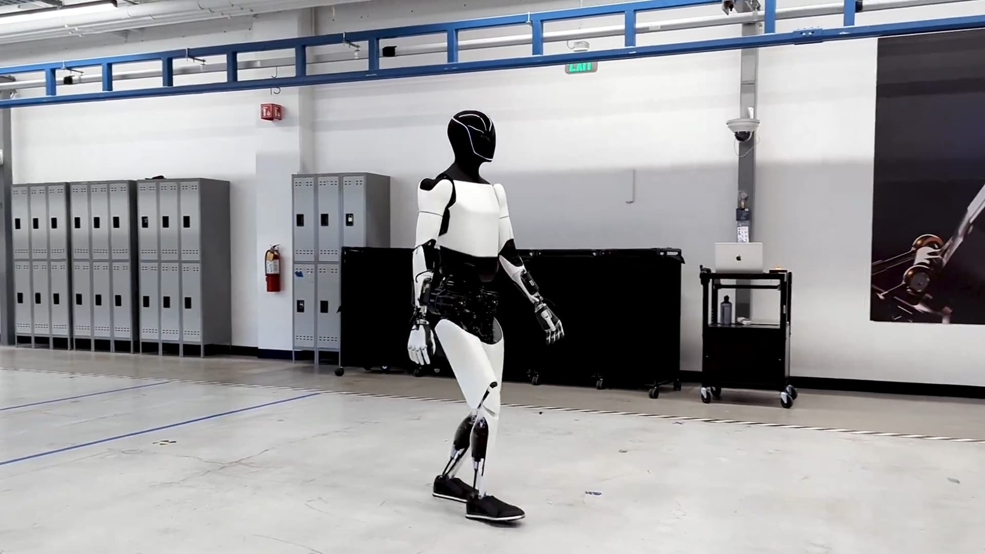 Robot Optimus của Tesla trong quá trình thử nghiệm.