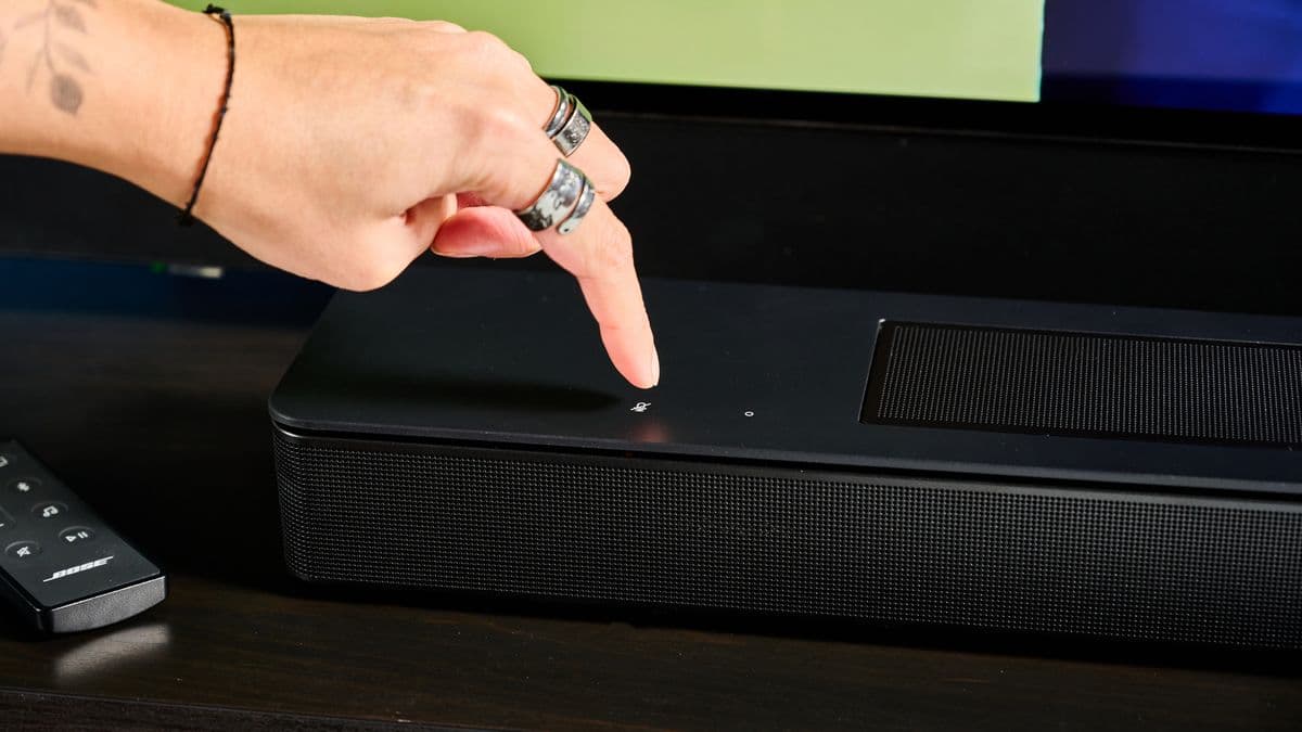 Bose Smart Soundbar 2024 màu đen với điều khiển từ xa, 2 cảm ứng trên đầu và lưới bọc trên đầu
