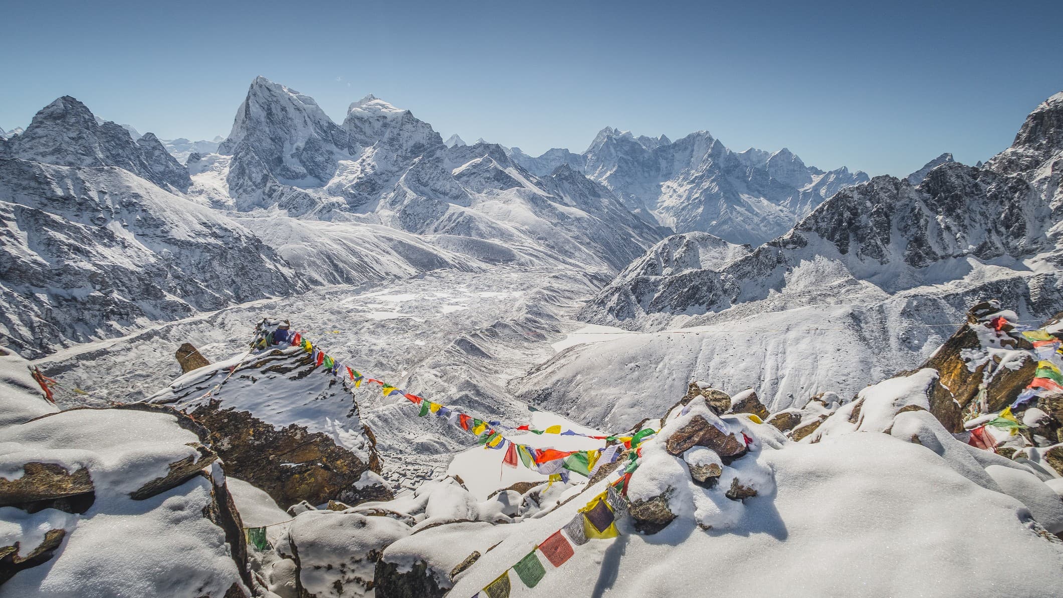 Một cảnh nhìn dãy Himalayas với đỉnh phủ tuyết và vòng tay Tibetan