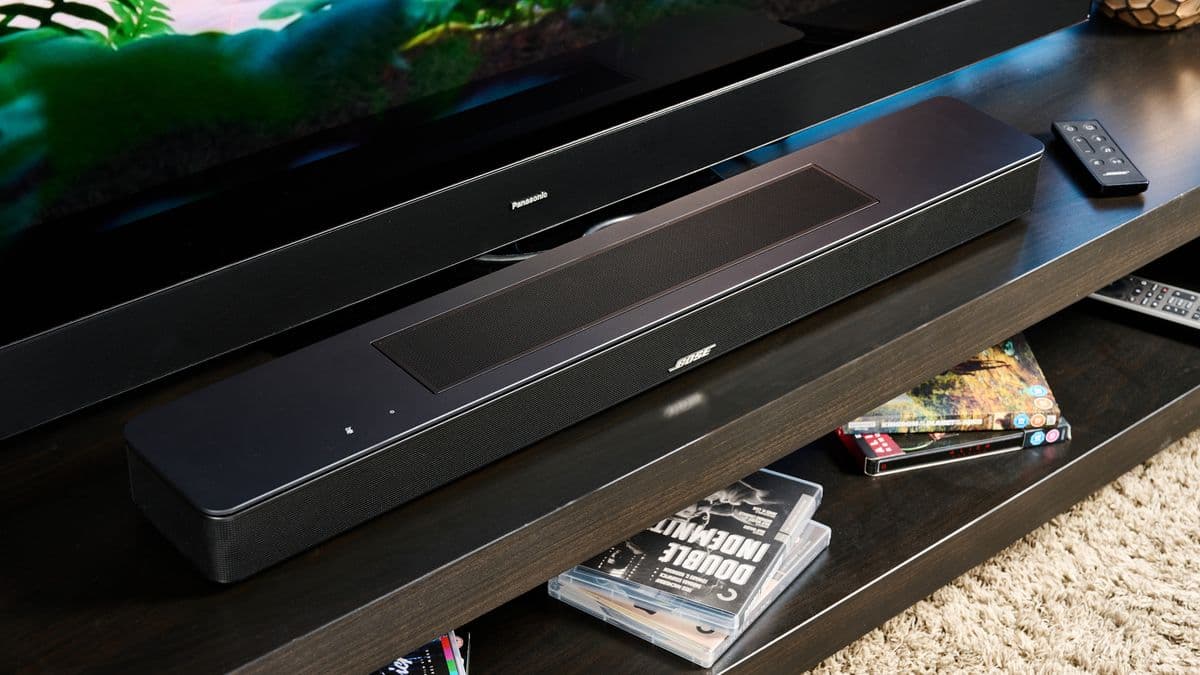 Bose Smart Soundbar 2024 màu đen với điều khiển từ xa, 2 cảm ứng trên đầu và lưới bọc trên đầu