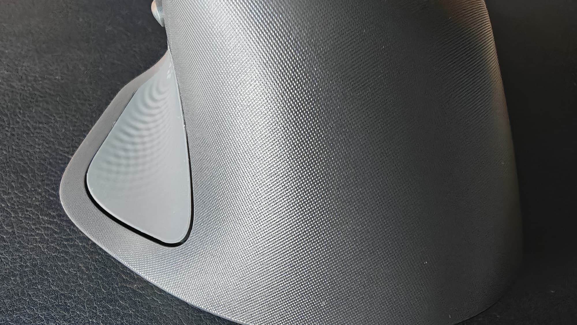 The Logitech MX Master 4 mouse, từ các góc nhìn khác nhau.