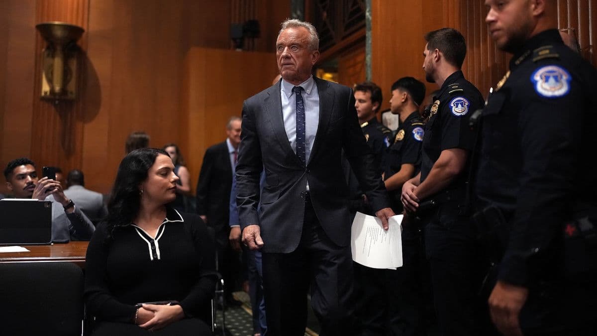 Robert Kennedy Jr. đến điều trần trước Ủy ban Tài chính Thượng viện ở tòa nhà văn phòng Dirksen