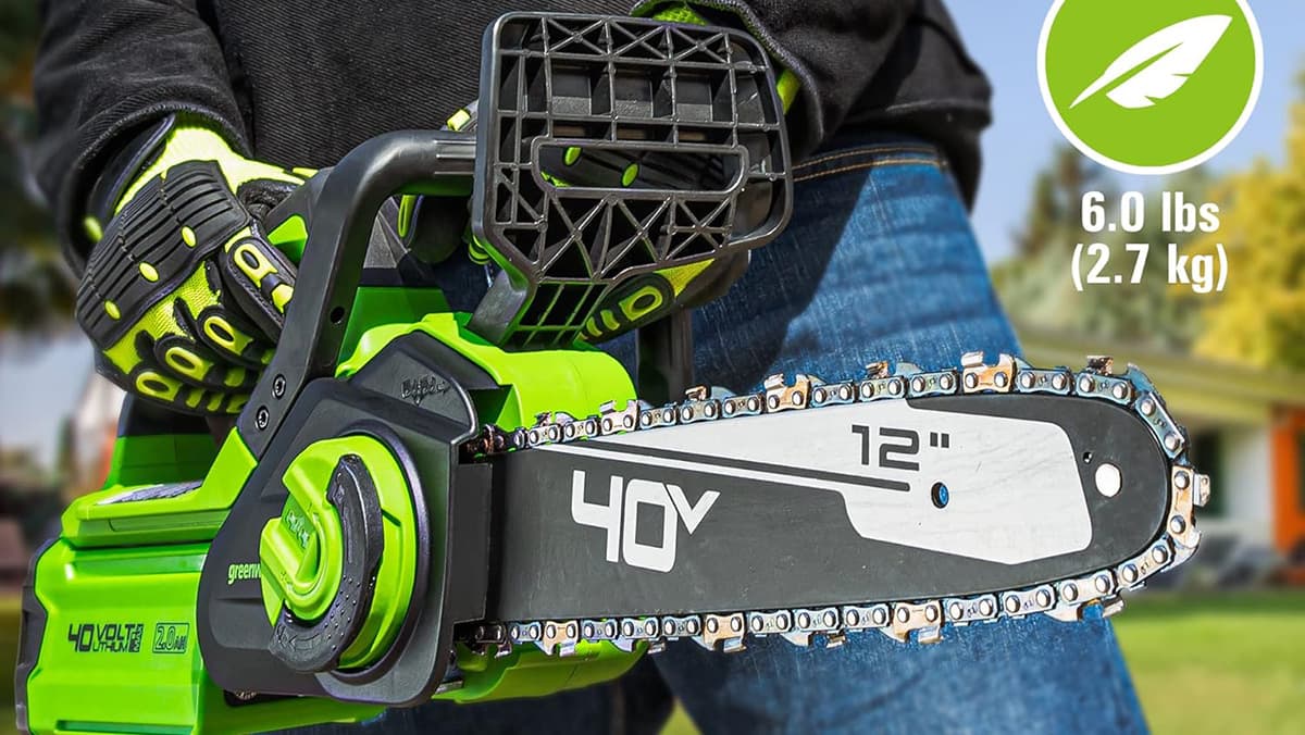 Người đàn ông cầm máy cưa không dây nhỏ gọn Greenworks 40V 12 inch