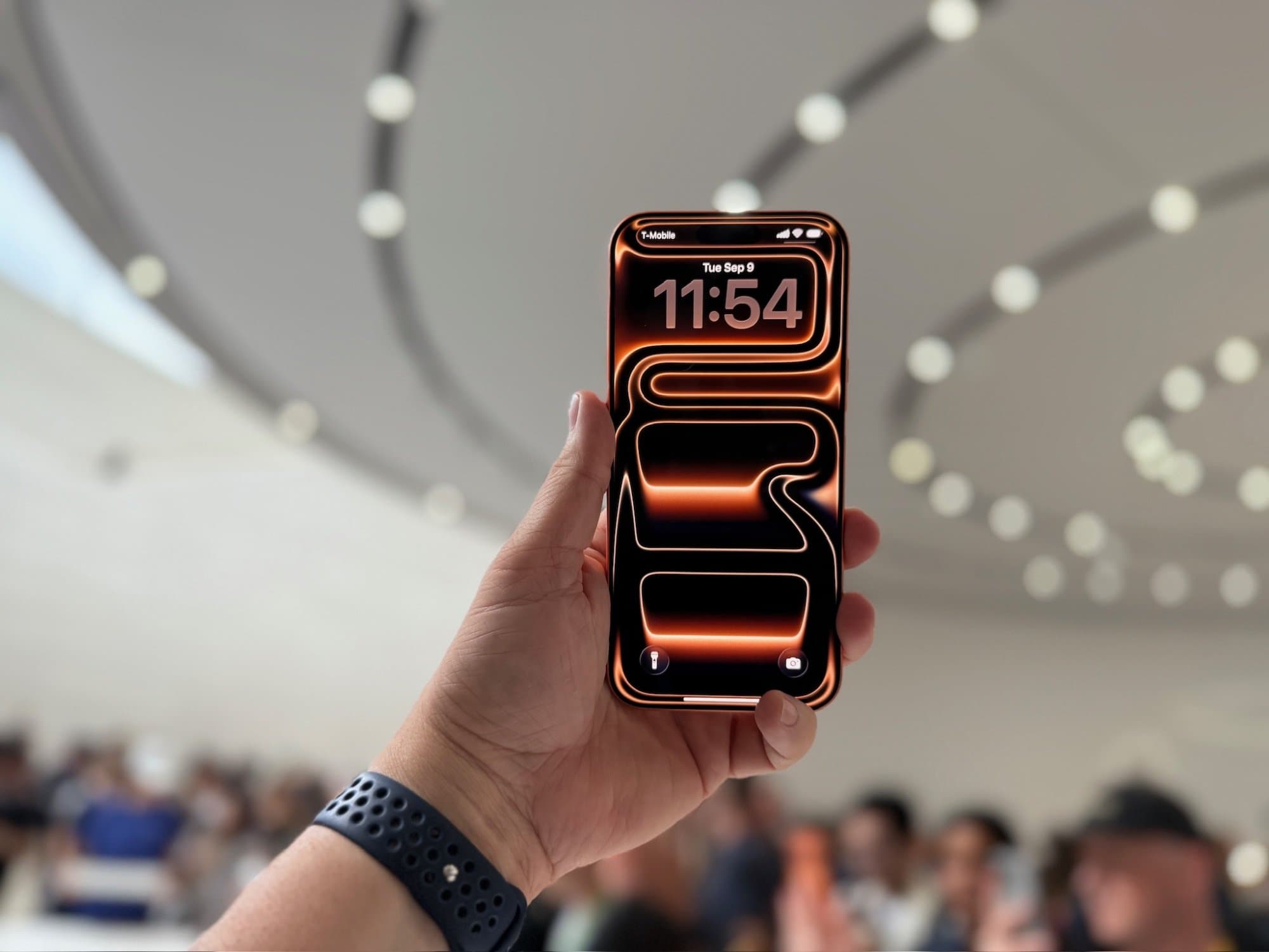 iPhone 17 Pro mới trong tay tại Apple Park
