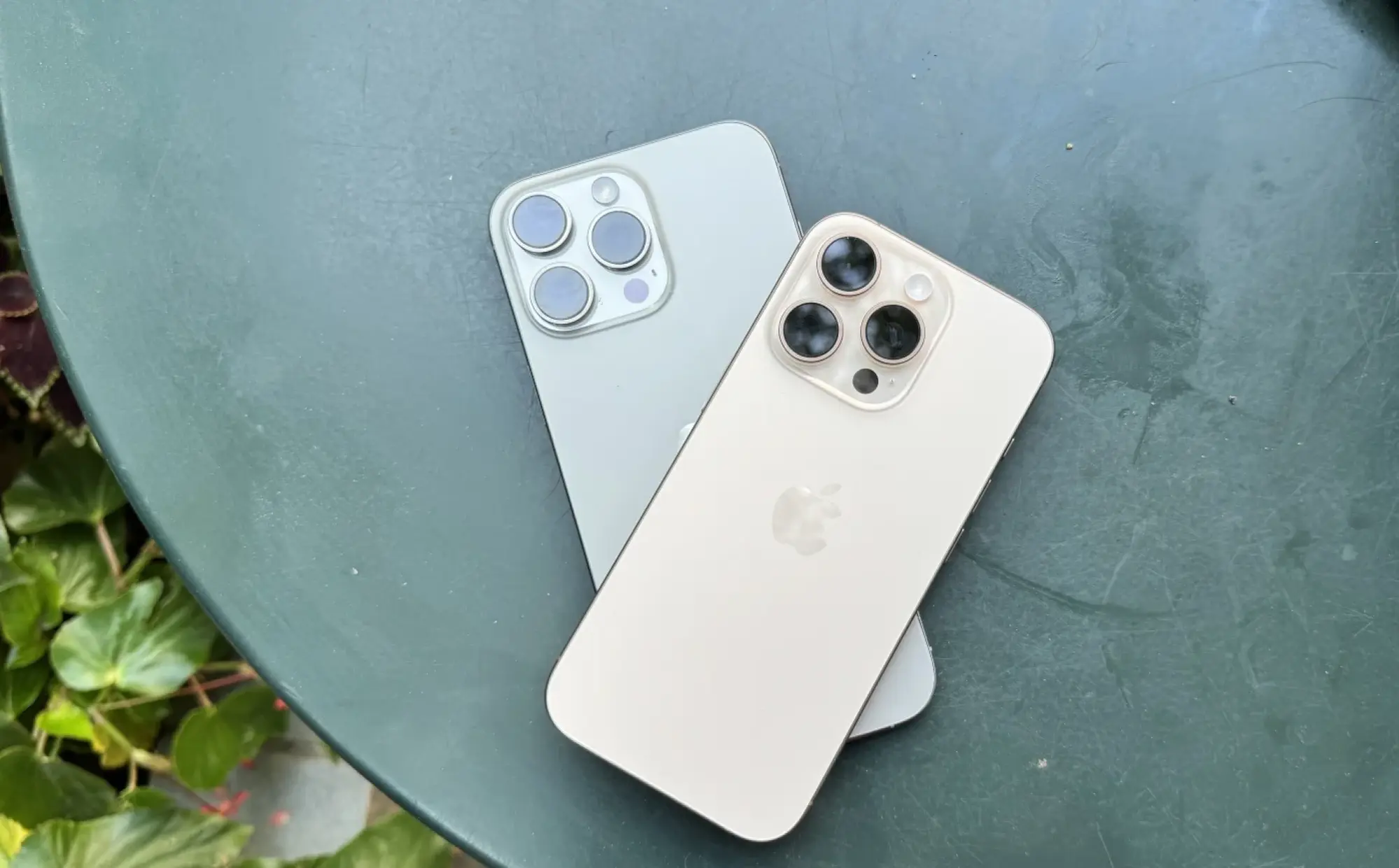 iPhone 16 Pro và Pro Max trên bàn ngoài trời