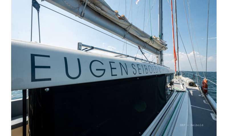 Tàu nghiên cứu S/Y Eugen Seibold đang lấy mẫu