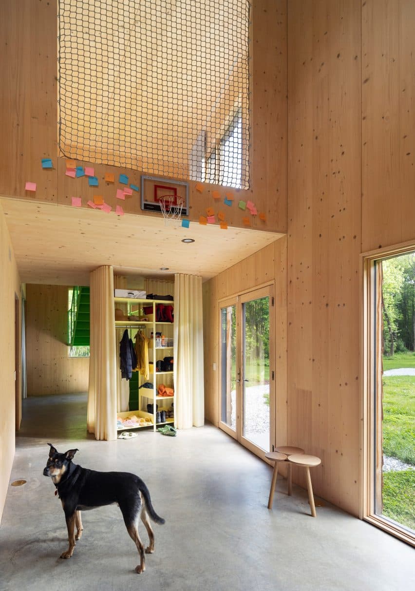 Tường lưới bằng sợi mesh trong CLT House