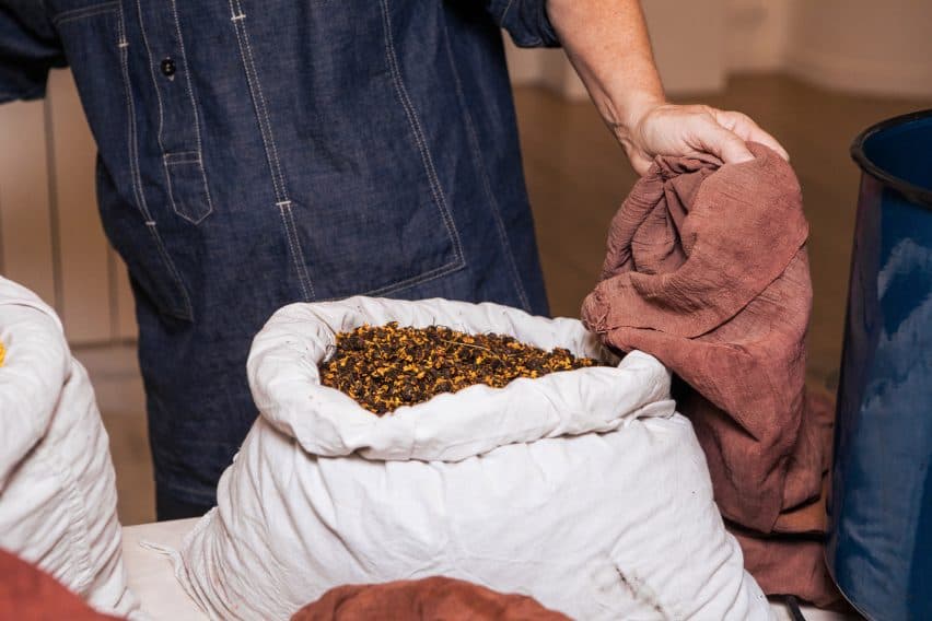 Natural pigments for wool dyeing in a bag