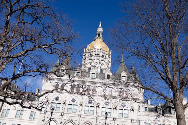 Connecticut áp dụng hơn 70 luật mới, bao gồm xe đạp điện và săn bắn Chủ nhật