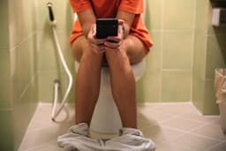 Sử dụng điện thoại khi đi vệ sinh làm tăng nguy cơ trĩ, nghiên cứu chỉ ra