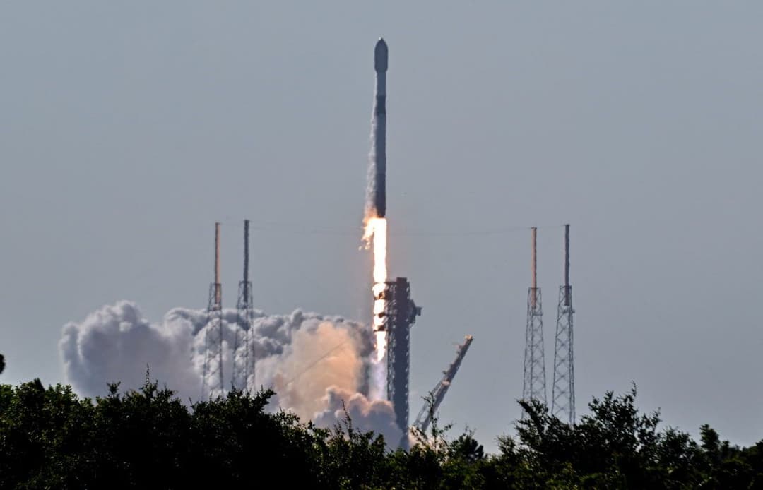 SpaceX chi 17 tỷ USD mua giấy phép phổ tần từ EchoStar