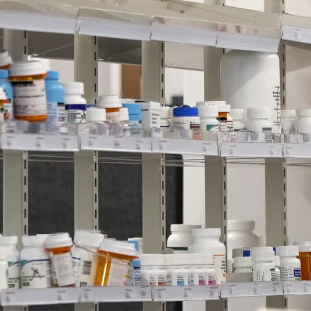 Chính quyền Trump rút lại kế hoạch áp thuế hoàn toàn 100% lên dược phẩm