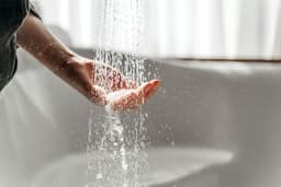 Có nên tắm nước nóng hay nước lạnh sau khi tập thể dục?
