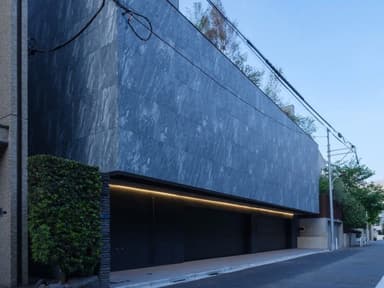 Stealth House Minato: Ánh Sáng Ấm Trong Bộ Giáp Bê Tông Tokyo Thành phố