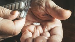 Ibuprofen: Thuốc giảm đau phổ biến với tiềm năng chống ung thư