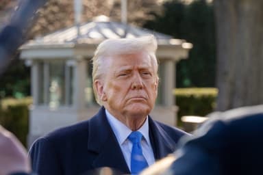 Trump Nói Giá Sụt Giảm Và Lạm Phát Gần Bằng Không, Chỉ Trích Tuabin Gió