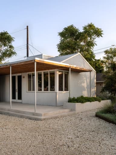 Văn phòng mới của Derrington Building Studio tại Austin phơi bày khung gỗ công nghiệp