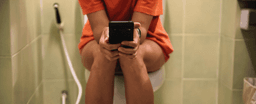 Sử dụng smartphone khi đi vệ sinh có thể làm tăng đáng kể nguy cơ trĩ