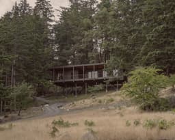 Tòa nhà Trestle Cabin dựng trên cột thép tại Đảo Decatur của Miller Hull