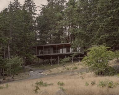 Tòa nhà Trestle Cabin dựng trên cột thép tại Đảo Decatur của Miller Hull