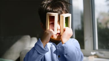 Nghiên cứu: Sự tiến hóa tế bào não liên quan đến tự kỷ ở người