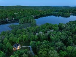 CLT House: căn nhà nghỉ mát cạnh hồ ở Hudson Valley bằng gỗ CLT
