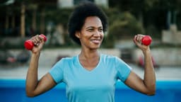 Bài tập toàn thân cho người cao tuổi: không squat, lunges giảm đau khớp