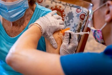 Tại sao Medicare vẫn chưa chi trả cho liều vaccine Covid mới cập nhật?