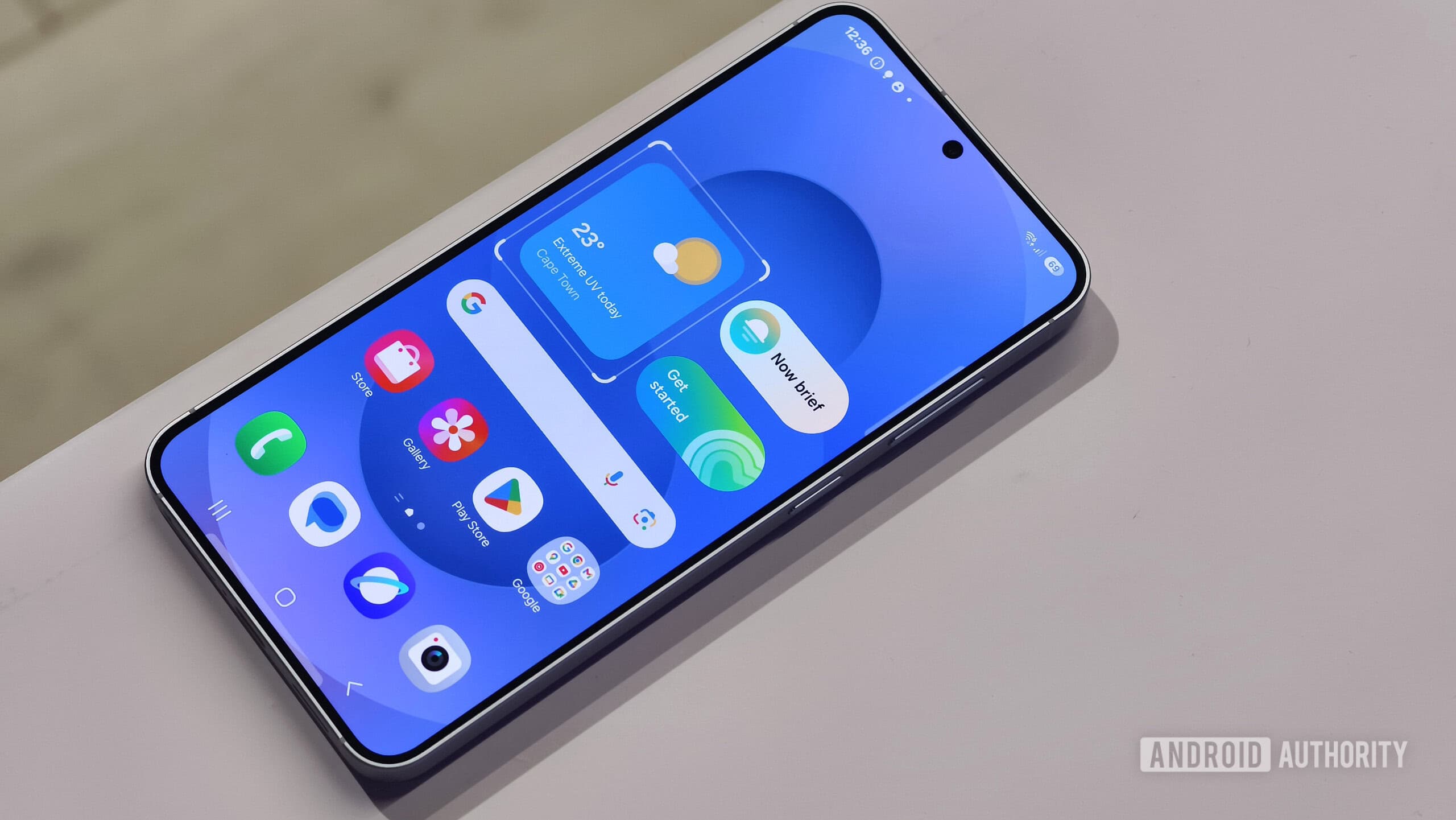 Samsung Galaxy S25 trên bàn