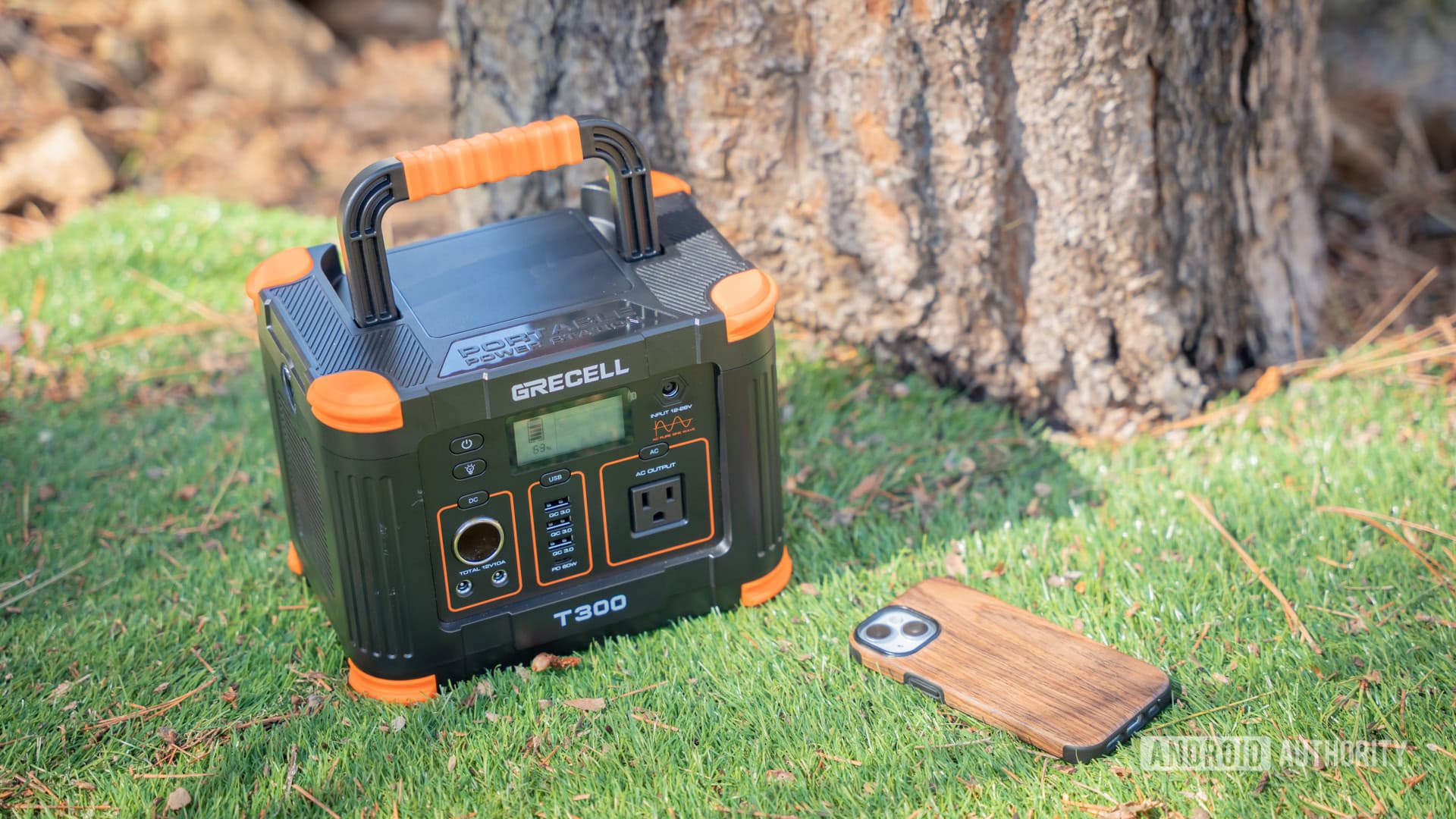 GRECELL T300 Power Station next to smartphone