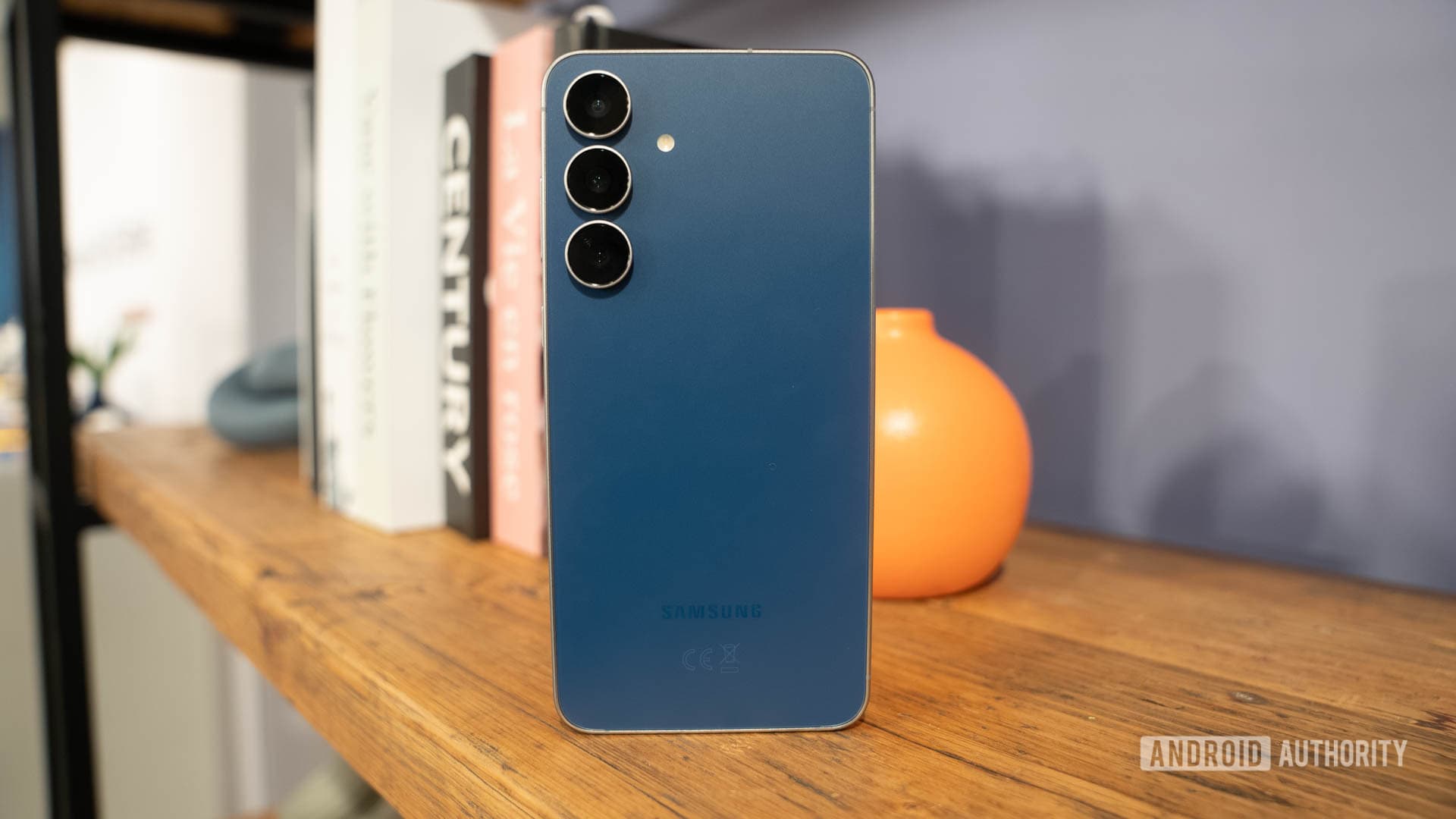 Samsung Galaxy S25 FE màu Hải quân đứng trên kệ sách