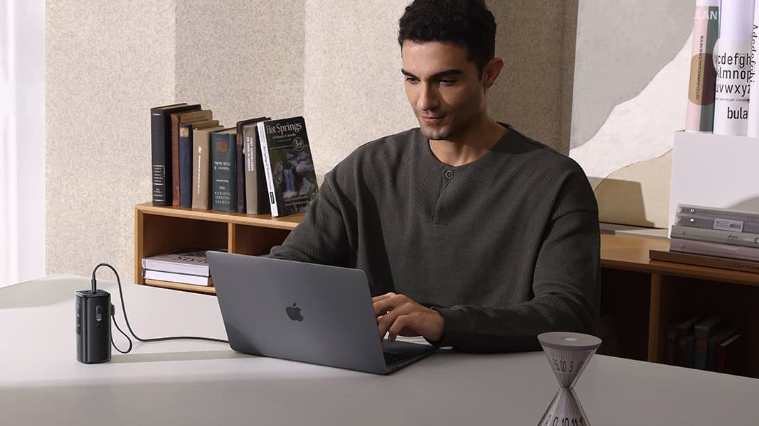 Man using Baseus EnerGeek GX11 in desk