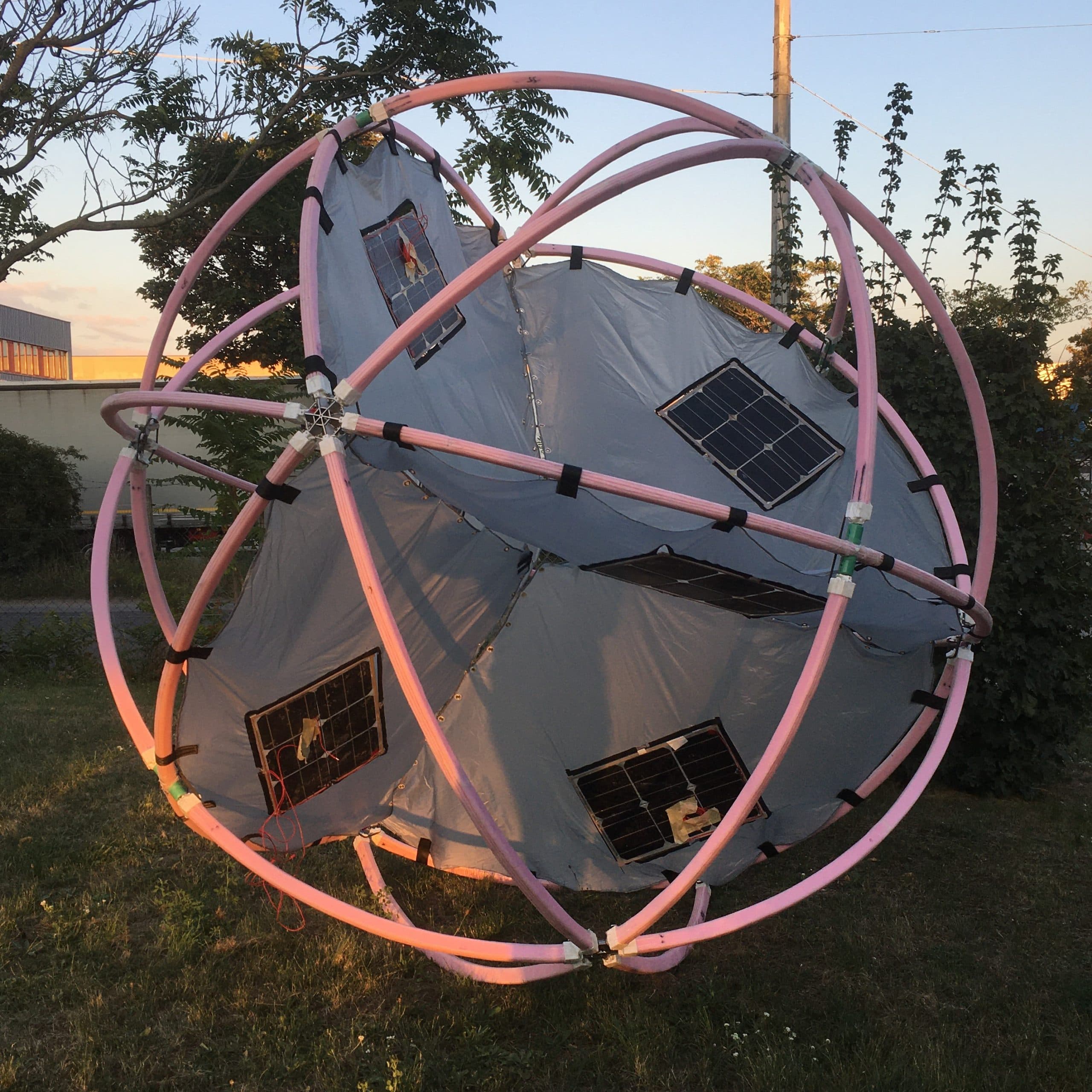 Mẫu thử nghiệm rover Tumbleweed với sáu cánh buồm vải và pin năng lượng mặt trời