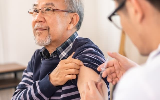 người cao tuổi tiêm vaccine