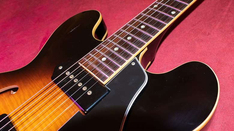 Cận cảnh thân, phím và pickup của cây Gibson ES 330 màu mahogany sunburst.